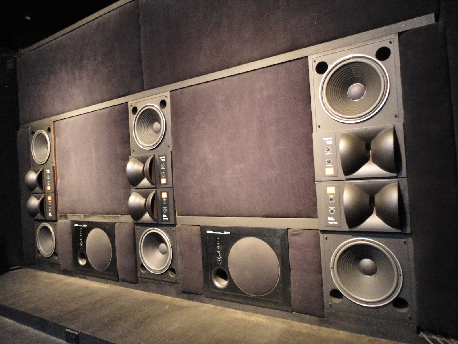 専用シアタールームであれば大型スピーカーも自由に設置可能