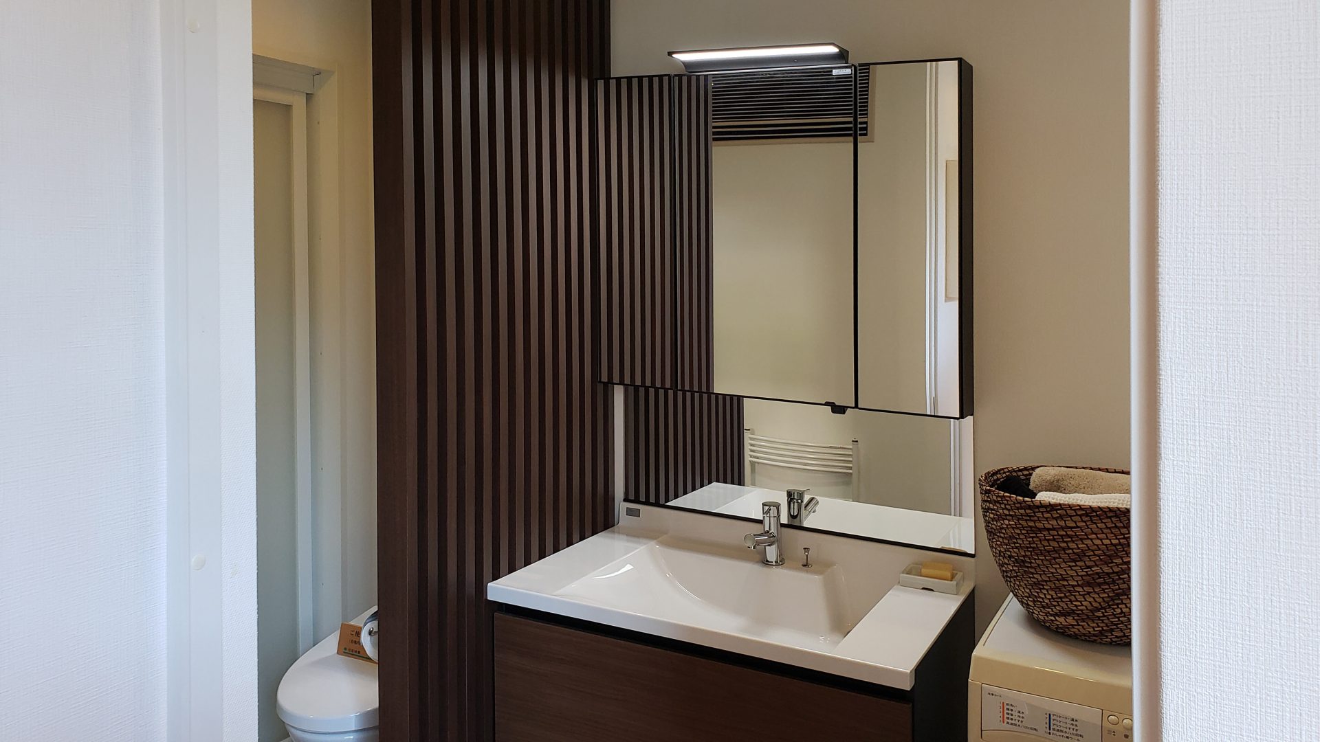 さすがにトイレと洗面台の間の仕切りに格子スクリーンは強引な気が…