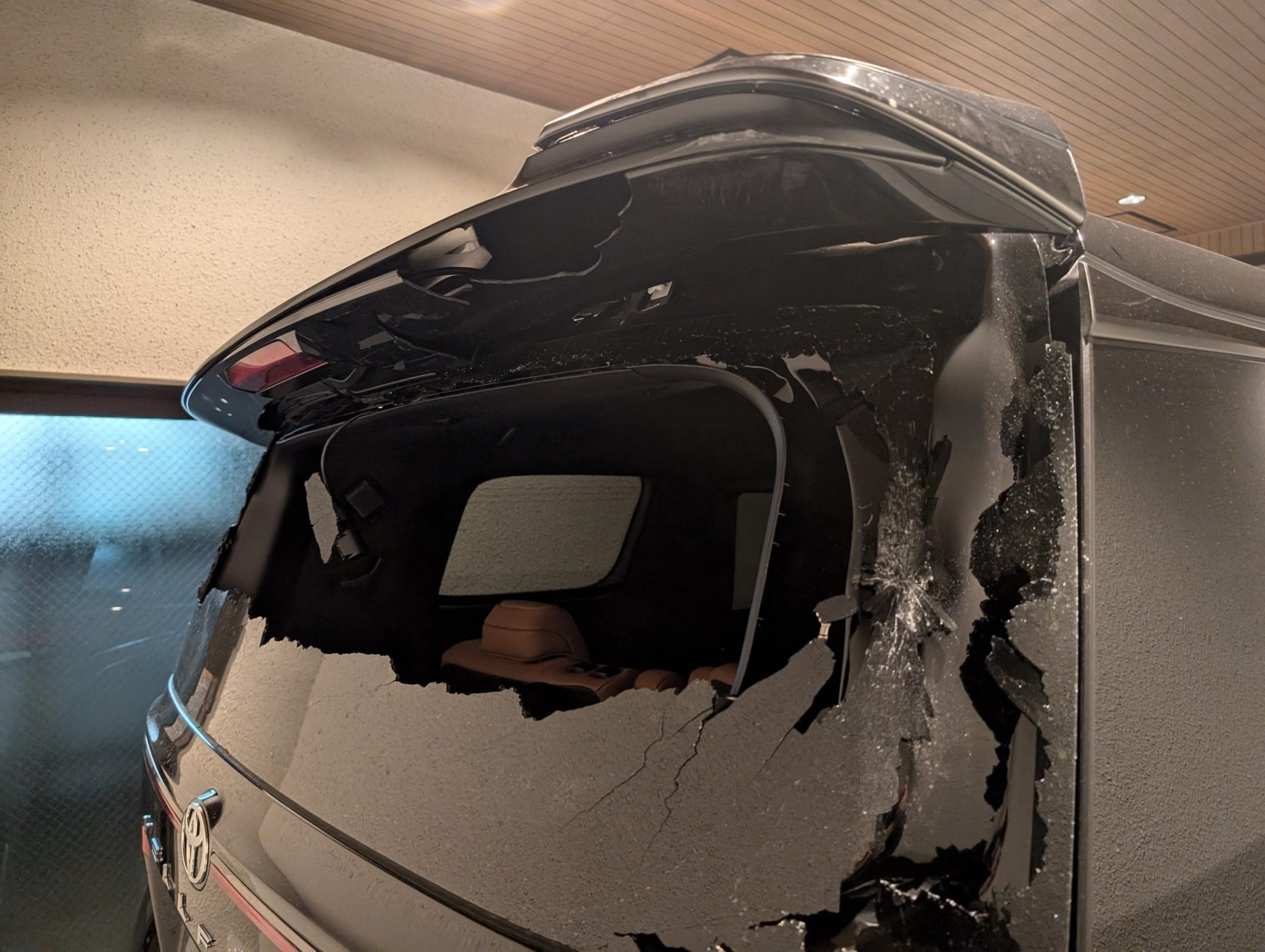 破損した車のバックドア